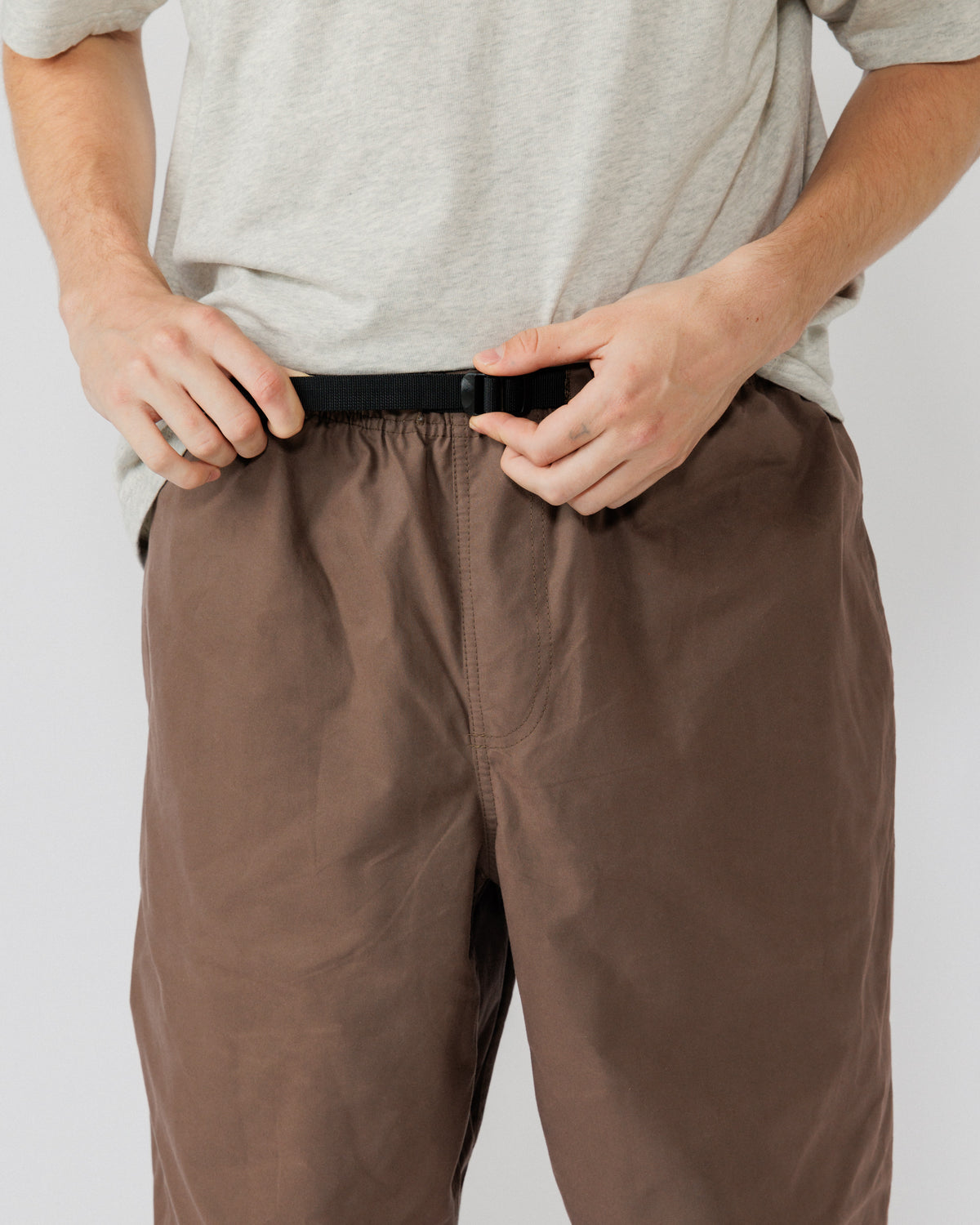 Water Resistant Zama Pants - Bracken — belt buckle cinch detail